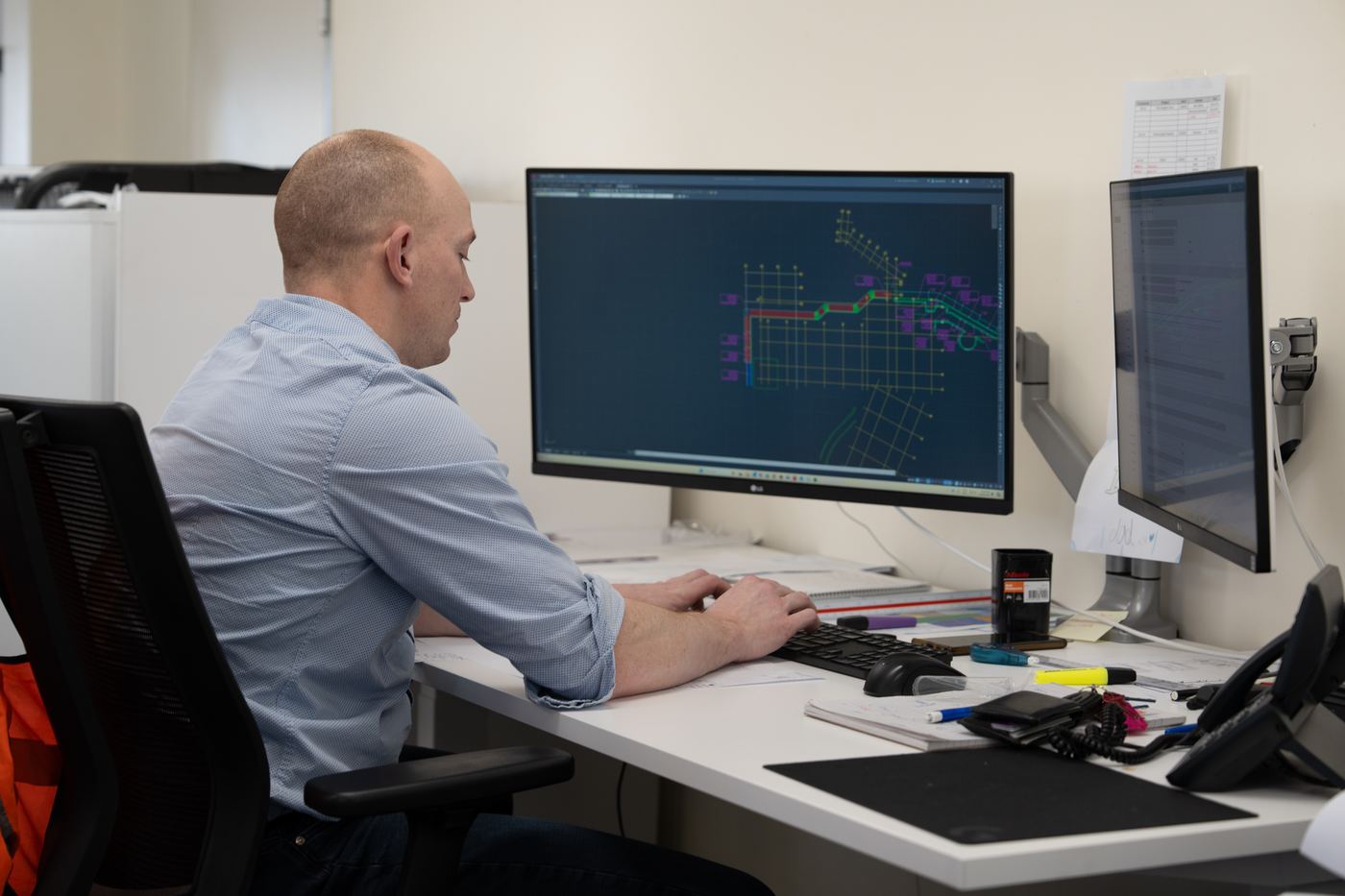 Scheduler working on a steel detailing drawing on screen